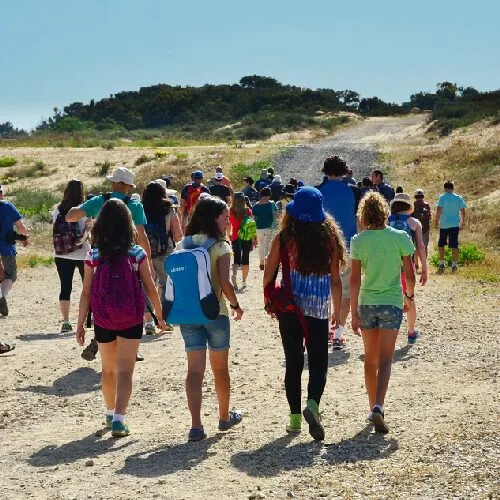Ομάδα μαθητών και καθηγητών περπατά σε μονοπάτι κατά τη διάρκεια εκδρομής